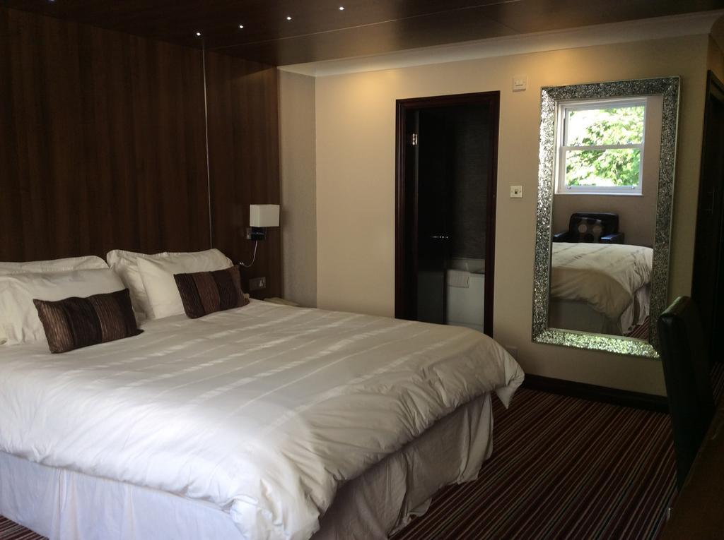 Briars Hall Hotel Burscough Room photo